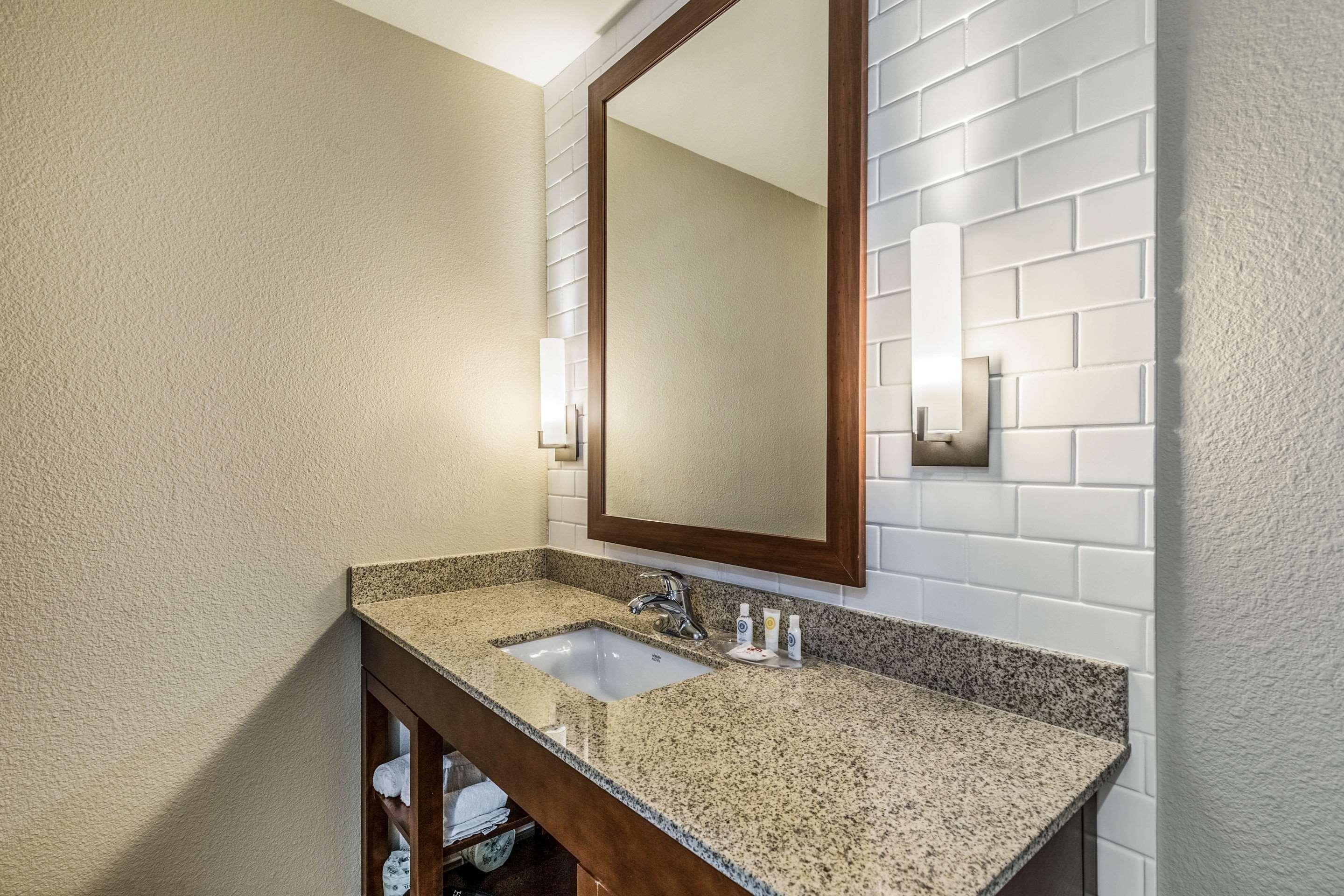Comfort Suites Channelview Bagian luar foto